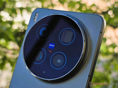 从背面看 vivo X300 Ultra。
