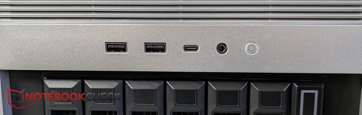 前置：2 个 USB-A 3.0、USB-C 3.0、耳机插孔