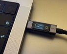 配备横向数字显示屏的 Ugreen 240W USB-C 转 USB-C 数据线