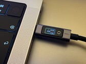 配备横向数字显示屏的 Ugreen 240W USB-C 转 USB-C 数据线