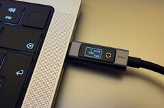 配备横向数字显示屏的 Ugreen 240W USB-C 转 USB-C 数据线