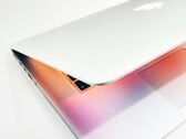 预计苹果未来将同时推出配备LCD屏幕的MacBook Pro和配备OLED显示屏的MacBook Ultra。
