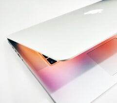 预计苹果未来将同时推出配备LCD屏幕的MacBook Pro和配备OLED显示屏的MacBook Ultra。
