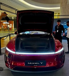 新款特斯拉 Model Y Ultra Red(图片来源:DaltyBrewer/X)