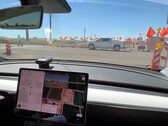 FSD 12 在道路施工路段航行（图片：Sawyer Merritt/X）