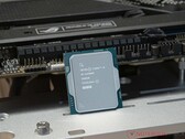 英特尔酷睿 i9-14900K 在更新 BIOS 以解决 CPU 性能下降问题后，其多核性能损失高达 23%。(图片来源：Sebastian Bade / Notebookcheck）