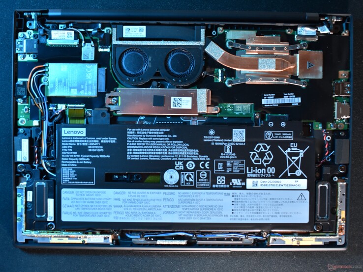 联想 ThinkPad X1 Carbon 11 代：内部结构