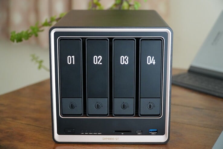 Ugreen NASync DXP4800 GT 配备两个 10 GbE 端口