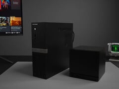 Minisforum 895D7 比 Steam Deck 更纤薄,但更高。图为两款设备并排摆放。