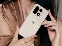据传 OnePlus 15 厚度为 8.1 毫米。图：手机宣传图。(图片来源：OnePlus）