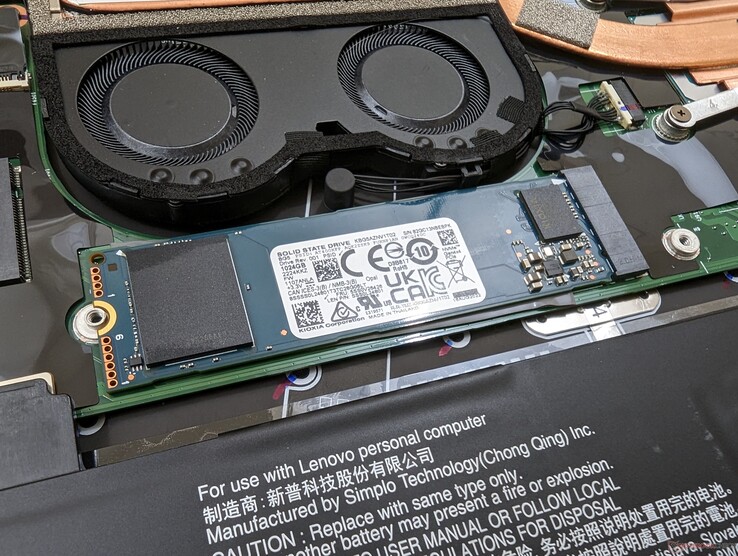 仅支持最多一个M.2 2280 SSD。在这张截图中，随附的铜盖被移除。