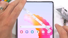 与Galaxy Z Fold5 不同的是，三星Galaxy Z Fold6 的UTG 可以防止指甲划伤。
