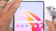 与Galaxy Z Fold5 不同的是，三星Galaxy Z Fold6 的UTG 可以防止指甲划伤。