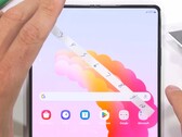与Galaxy Z Fold5 不同的是，三星Galaxy Z Fold6 的UTG 可以防止指甲划伤。