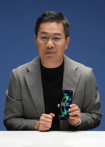 卢伟冰首次展示了小米 17 Ultra 的正面（图片来源：卢伟冰）