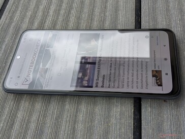 小米Redmi Note 10S在阴天的户外。