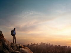 Garmin 目前还无法在一款智能手表中同时提供 AMOLED 显示技术和太阳能充电功能。(图片来源:Garmin)