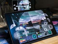 Dolphin Netplay 在两台不同的 Android 设备上运行《星际火狐:突袭》。