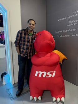 与微星(MSI)的吉祥物——龙宝宝Lucky一起。