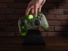 适用于 Xbox 的 8BitDo Ultimate 3 模式控制器可在 Jade 购买(图片来源:8BitDo)。