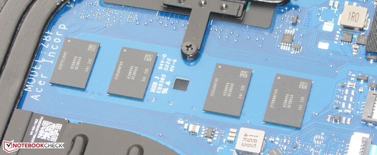 RAM被焊接在电路板上。