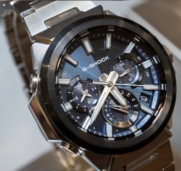 卡西欧G-Shock GST-W1000AD-2A蓝面表盘的特写,展示了其分层式三小表盘布局、夜光刻度、银色指针和黑色表圈。