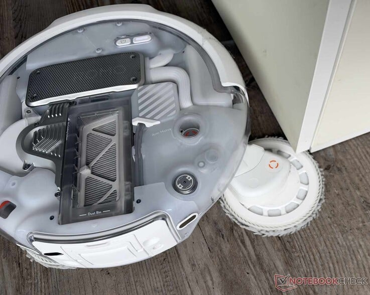 DJI Romo P2 的两块拖布中，有一块可以向外伸出很远。