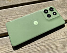 采用 Pantone Dill 绿色变体的摩托罗拉 Moto G55。(图片来源：Notebookcheck）