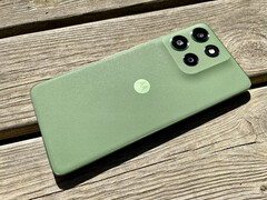 采用 Pantone Dill 绿色变体的摩托罗拉 Moto G55。(图片来源：Notebookcheck）