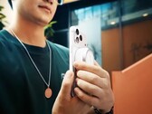 Godox A2 氙气闪光灯可通过磁吸方式连接支持 Qi2 和 MagSafe 的智能手机。