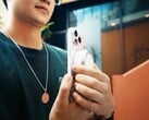 Godox A2 氙气闪光灯可通过磁吸方式连接支持 Qi2 和 MagSafe 的智能手机。