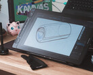 桌上的 Huion Kamvas 16 Gen 3,配有触控笔绘图手套和键盘