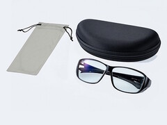 Kenko Tokina Asterism 眼镜配有一个硬盒和一个软袋。(图片来源：Kenko Tokina）