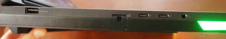 左:USB-A 3.2 Gen2、2.5 GbE RJ-45、2x 雷电 5(包括 PD 和 DP 2.1)、3.5 毫米音频输出