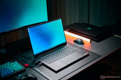 Razer Blade 16（RTX 5090）