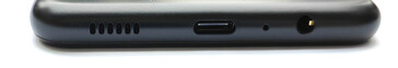 底部。扬声器、USB Type-C端口、麦克风、3.5毫米音频插孔