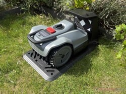 TerraMow Mini 500 停放在其充电站中