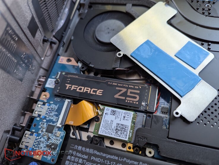 我们暂且不提用于固态硬盘的 XMG 冷却板，宣传中的石墨烯贴纸自己能做到吗？