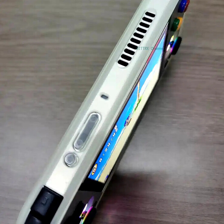 Anbernic RG477M 采用了小型主动散热解决方案，设备顶部的通风口就是其标志。(图片来源：via Nittrx）