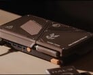 一款定制的紧凑型游戏主机,配备迷你电脑、外露的散热孔、USB接口以及橙色的电源按钮,置于桌面上。