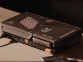 一款定制的紧凑型游戏主机，配备迷你电脑、外露的散热孔、USB接口以及橙色的电源按钮，置于桌面上。