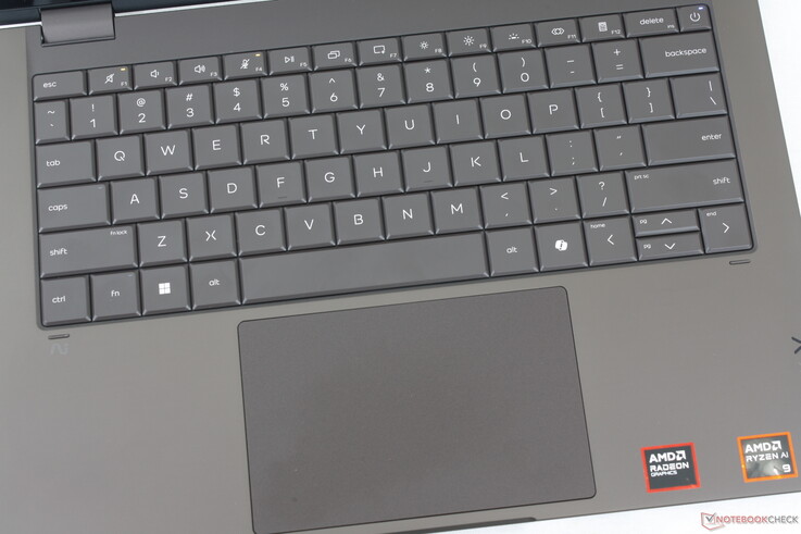 键盘的设计和布局与OmniBook Ultra 14完全相同，但触控板尺寸略小，为12.5 x 8 厘米