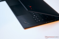 ThinkPad X1 Carbon G12：ThinkPad 徽标不再是贴纸