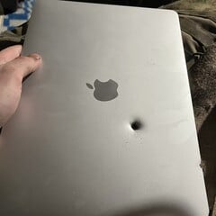据报道，一台Apple M1 MacBook Air 挡住了炮弹碎片（图片来源：Lanevychs on X）