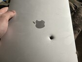 据报道,一台Apple M1 MacBook Air 挡住了炮弹碎片(图片来源:Lanevychs on X)