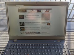 在户外使用ThinkPad L15 G2