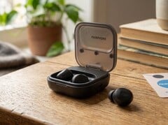 第一代 Fairbuds（图中所示）终于迎来了继任产品。