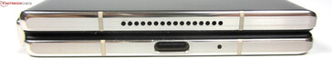 底部，折叠式：扬声器、USB-C 3.2 Gen.2、麦克风