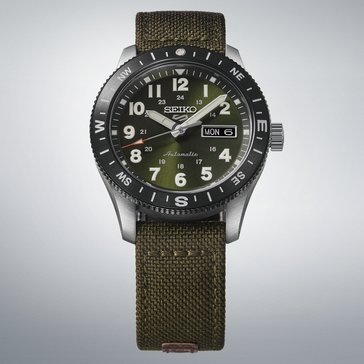 Seiko 5 Sports HDB008 野外手表，绿色表盘、黑色指南针表圈和绿色尼龙表带。