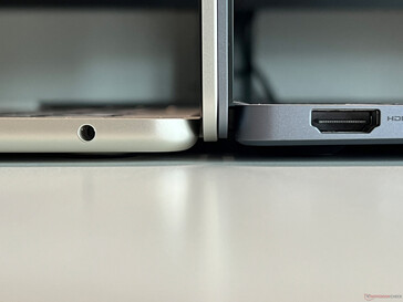 MacBook Air 15（左）与Galaxy Book4 Pro（右）